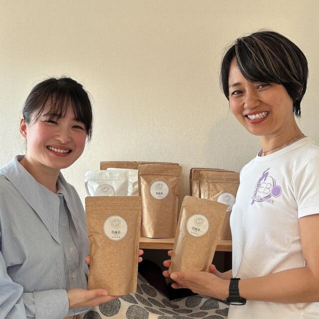 .
.
美縁茶myoritea 【enman】
ご購入可能店舗さんのご紹介

今回河内長野にあるピラティススタジオBEBOで有難いことに美縁茶を販売させていただくこおになりました✨
いつもお灸教室やイベントでもお世話になっている BEBOさん
NAOMIさんもAYAKAさんも本当に素敵で、お店も素敵な空間です❤️
そんなお店に美縁茶がご縁あったことに感謝です。

今後ともよろしくお願い致します。

お近くの方はぜひBEBOさんでご購入いただけると嬉しいです☺️

Pilates BEBO &bebo relax
@pilatesbebo 

マット&ピラティス（パーソナルトレーニング）
出張レッスン/グループレッスン
インストラクター養成/開業コース
コンテスト出場コース

大阪市河内長野市西代町1-14

https://osakabebo.com/

𑁍𓏸𓈒𓂃𓂃𓂃𓂃𓂃𓂃𑁍𓏸𓈒𓂃𓂃𓂃𓂃𓂃𓂃🕊

美縁茶【myoritea】
縁ある人の心のよりどころになるように
いつまでも人と比べることのない自分の美しさを大切にできるように
それぞれが自分にとって美しいご縁に結ばれますように
縁ある人を幸せにできますように
そんなたくさんの願いを込めて名づけました

その中で今回発売するお茶🍵
↓↓↓

enman【縁満】
身体が温まり、自律神経を整えることを目的にブレンドしました🫖

【オリジナルブレンド茶葉】
三番茶、有機玄米、有機ハトムギ、よもぎ、クワンソウ、ビワ葉

-コンセプト-
忙しい時間の中で、ほっと一息時間と心に余白をつくる機会にしてほしい。飲みやすくて、日常に溶け込むお茶

こだわりが詰まったブレンド茶
縁ある人に必要な方に届けれますように、これからも活動していきます。

#美縁茶
#縁樹オリジナルブレンド茶
#ブレンド茶